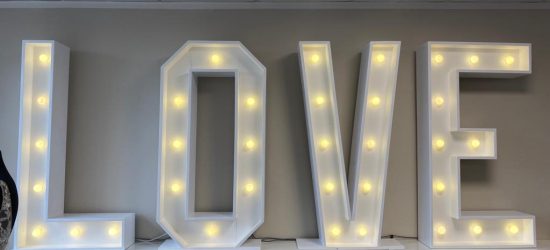 Magic-Moment-Events-LOVE-Buchstaben-Ausstellung-Regal